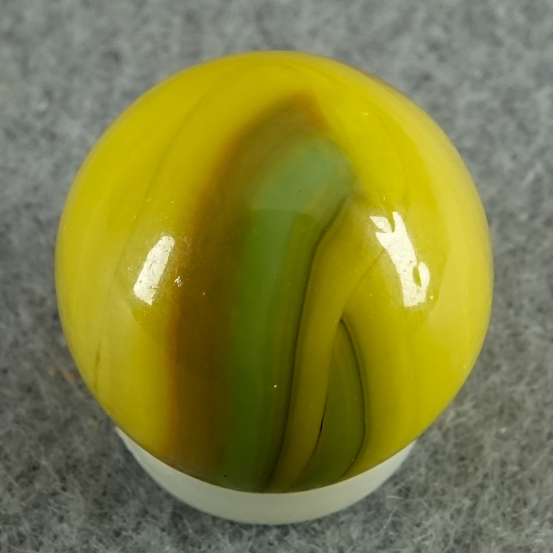 CHRISTENSEN AGATE COMPANY, Swirl. 21/32". Mint (9.9).: CHRISTENSEN AGATE COMPANY, Swirl. Green and pale red swirls in yellow. Cambridge OH, circa 1925-1930 21/32". Mint (9.9).