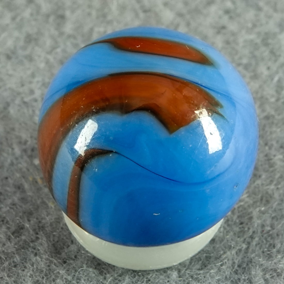 CHRISTENSEN AGATE COMPANY, Swirl. 5/8". Mint (9.9).: CHRISTENSEN AGATE COMPANY, Swirl. Red swirls in blue. Cambridge OH, circa 1925-1930 5/8". Mint (9.9).