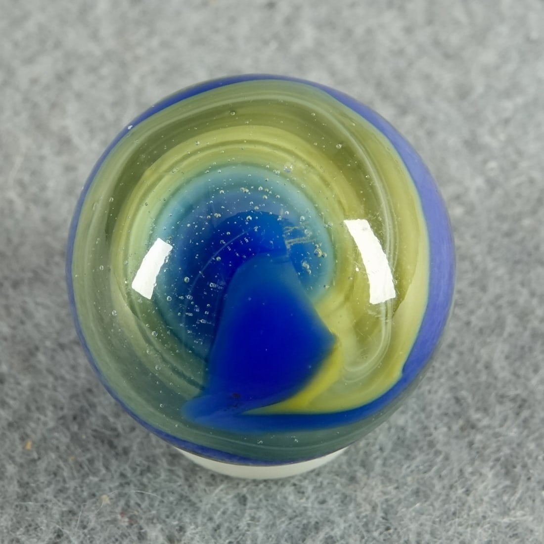 AKRO AGATE COMPANY, Corkscrew. 3/4". Mint (9.7).: AKRO AGATE COMPANY, Corkscrew. Rare type of Ribbon Corkscrew. And a shooter. Ribbon is blue on one side and yellow on the other. So, when you turn the marble over, the ribbon appears yellow from one p