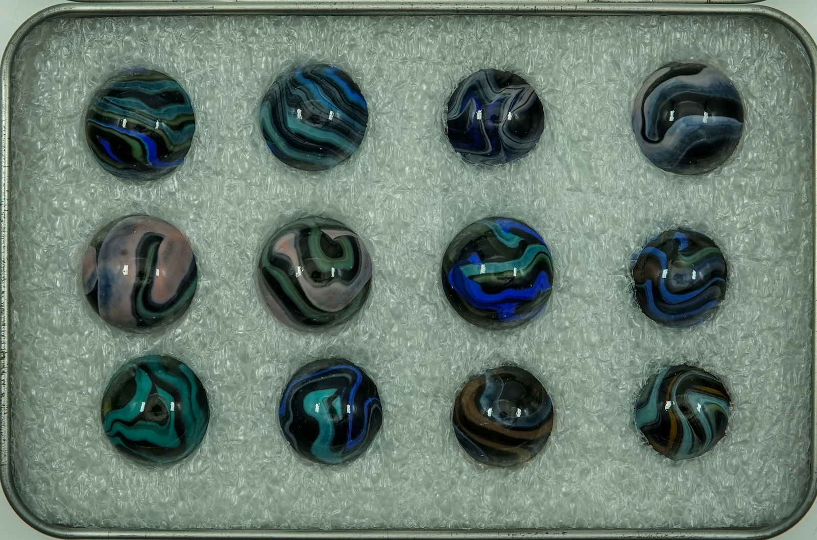 JABO/SAMMY/DAS, Jobber Box. Jabo Ultra Plus.: JABO/SAMMY/DAS, Jobber Box. Metal box containing fifteen marbles. Box labeled Jabo Ultra Plus 6 20 99. 3/4". Mint.