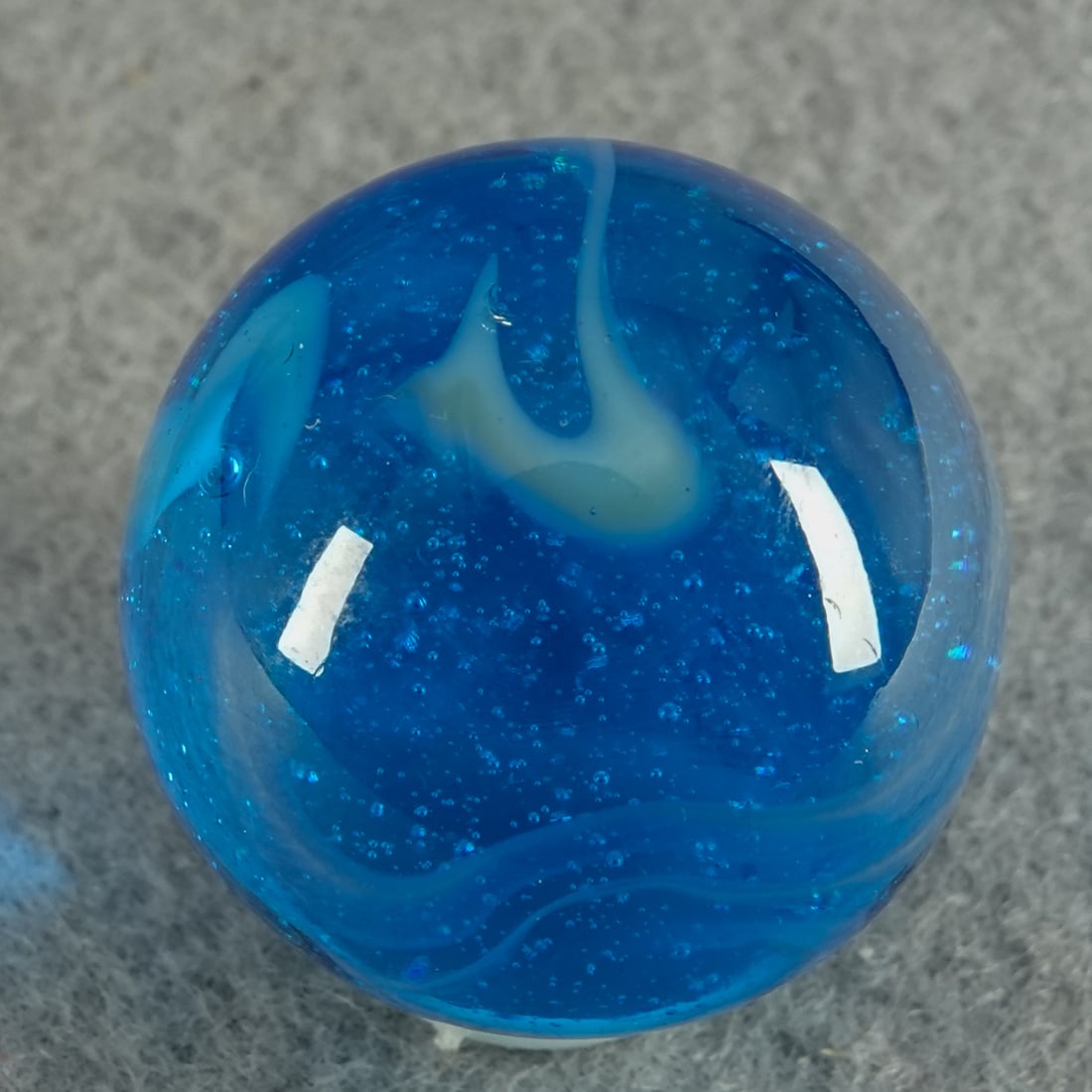 VITRO AGATE COMPANY, Catseye. Windex. 7/8". Mint (9.9).: VITRO AGATE COMPANY, Catseye. "Windex" caged style catseye. White ribbons on transparent "Windex" blue. Parkersburg WV, circa 1965-1975. 7/8". Mint (9.9).