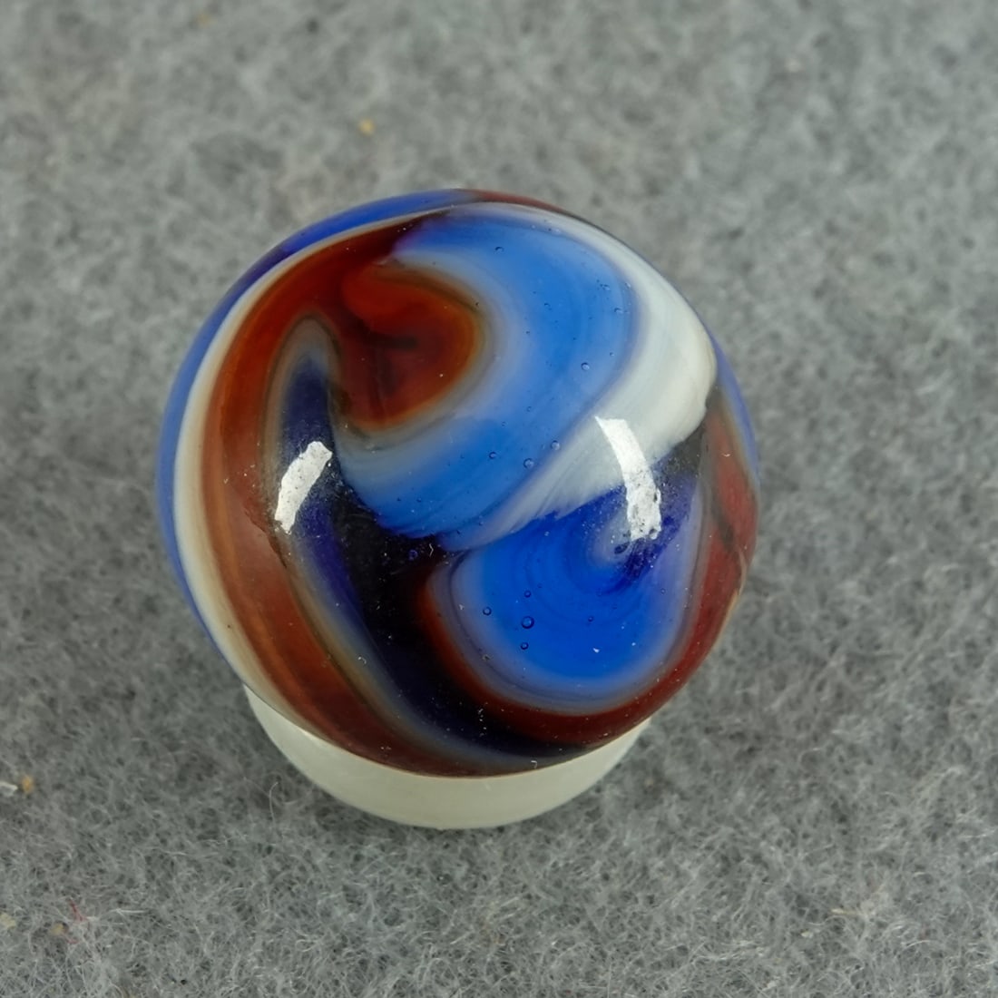 ALLEY AGATE COMPANY, Swirl. 3-color. 21/32". Mint (9.9).: ALLEY AGATE COMPANY, Swirl. Gorgeous three-color. Hard to find. West Virginia, circa 1930-1940. 21/32". Mint (9.9).