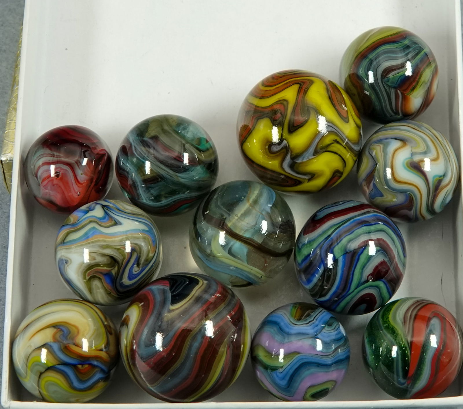 JABO/SAMMY/DAS, Swirl. 12 marbles. Variety.: JABO/SAMMY/DAS, Swirl. Lot of twelve marbles. Variety of types. See image. 5/8" to 7/8". Mint.