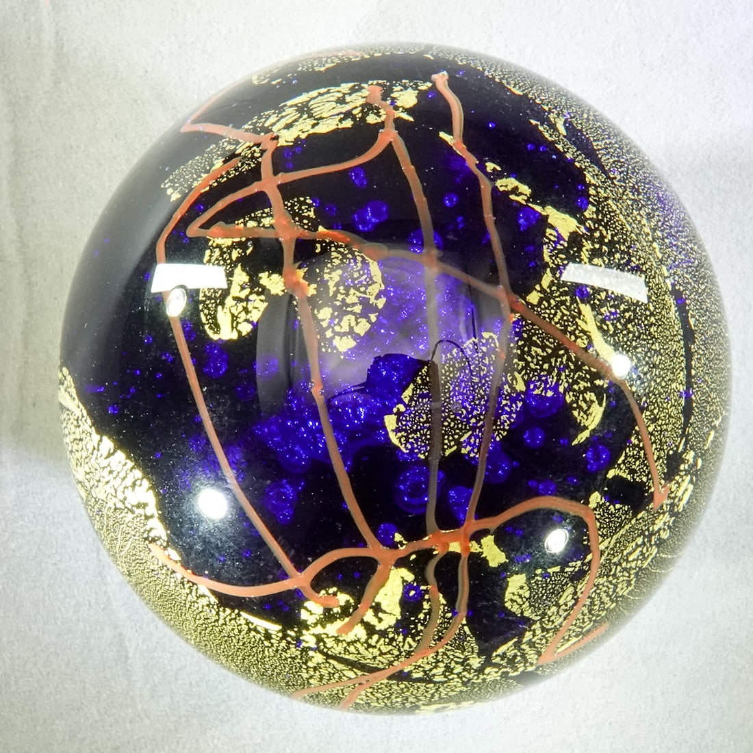 PAPERWEIGHT, Glass Eye Studio.: PAPERWEIGHT, Glass Eye Studio. Nice paperweight made with gold leaf. Etched on bottom "GES 96". 3" wide, 2-7/8" high .