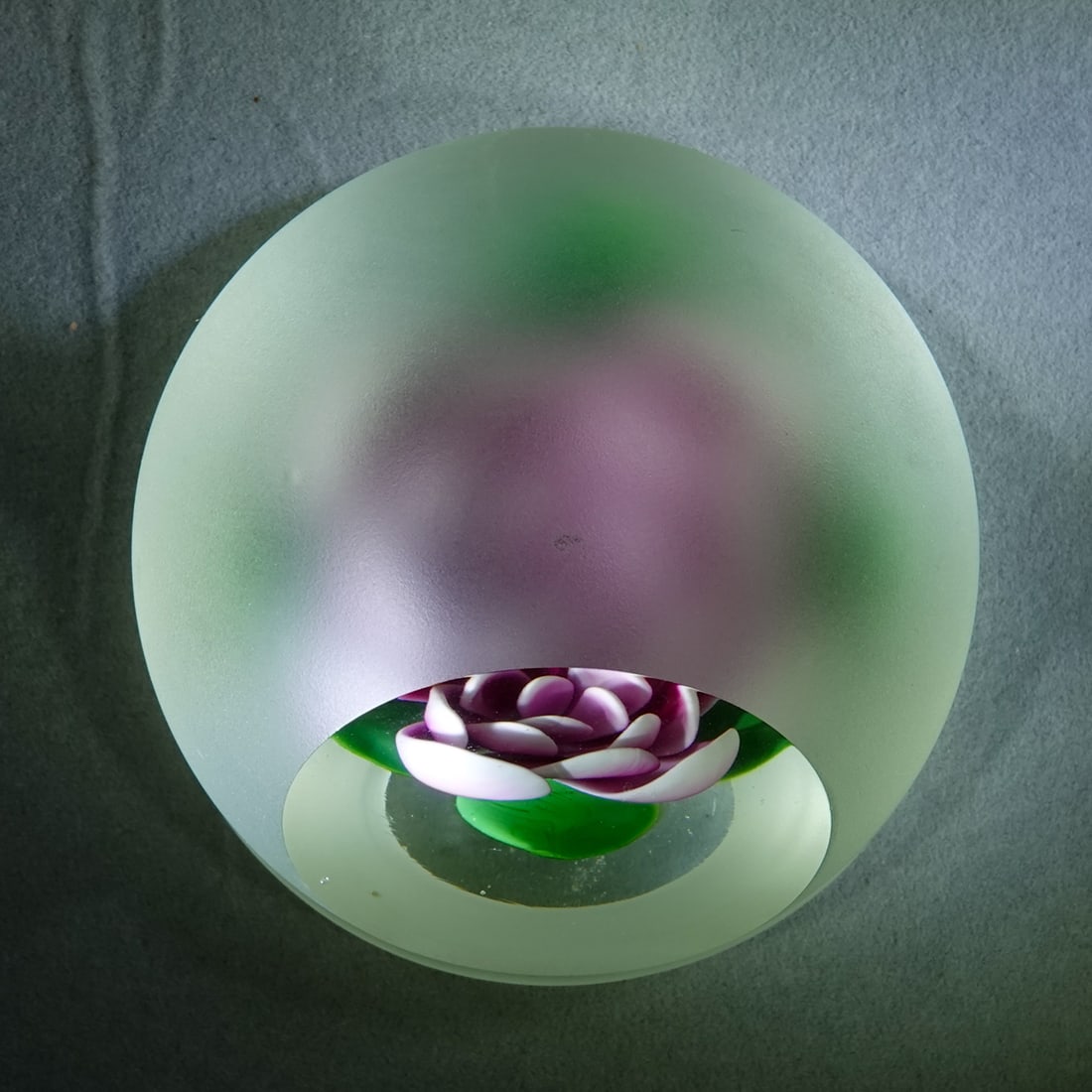 PAPERWEIGHT, Robert Grablow. - 3