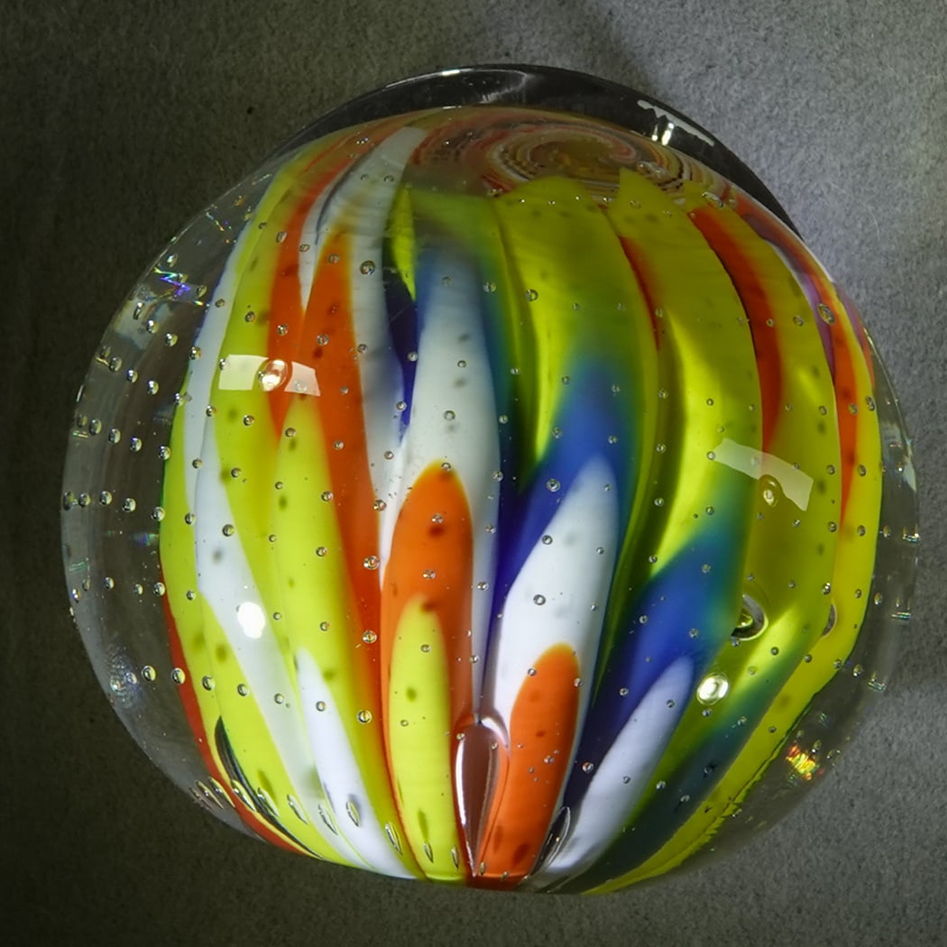 PAPERWEIGHT, Davis Glass Studio.: PAPERWEIGHT, Davis Glass Studio. Balloon pattern. Signed "John Davis 04". 2-1/8" wide, 1-7./8" tall .