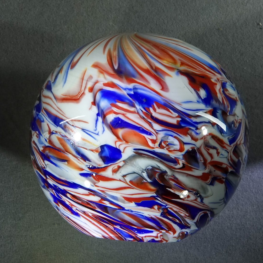 PAPERWEIGHT, Davis Glass Studio.: PAPERWEIGHT, Davis Glass Studio. Onionskin. Signed "Steve Davis 03". 2-7/8" wide, 2-5/8" tall .