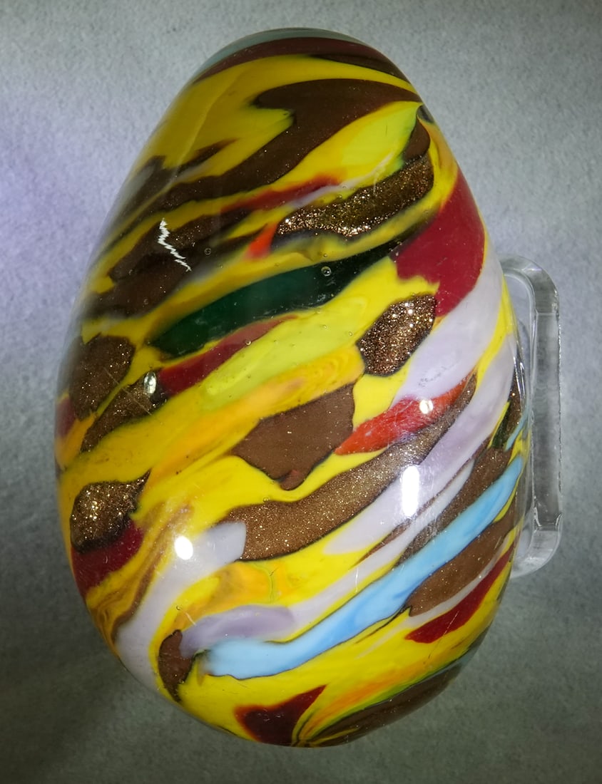 ART GLASS, Darning Egg. Mint(-) (9.1).: ART GLASS. Darning egg. End of day design with lutz. Unsigned, unknown age and artist. A couple scratches on it. 2-3/4" long Mint(-) (9.1).