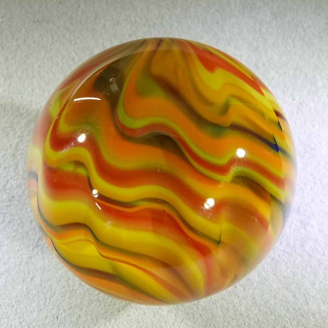 CONTEMPORARY HANDMADE, Davis Glass Studio. 1-7/16". Mint (9.9).: CONTEMPORARY HANDMADE, Davis Glass Studio. Lobed Onionskin. Signed "Mike Davis 08". 1-7/16". Mint (9.9).