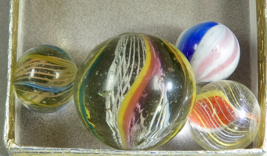 SWIRL, Assorted Core. 4 marbles. (1 of 2)
