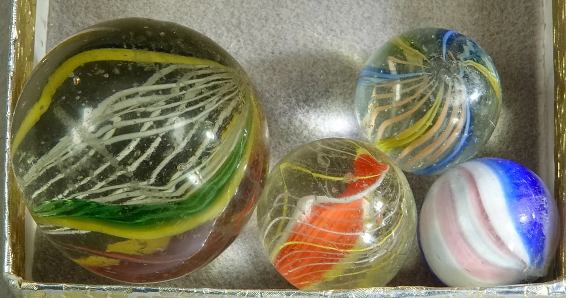 SWIRL, Assorted Core. 4 marbles. - 2