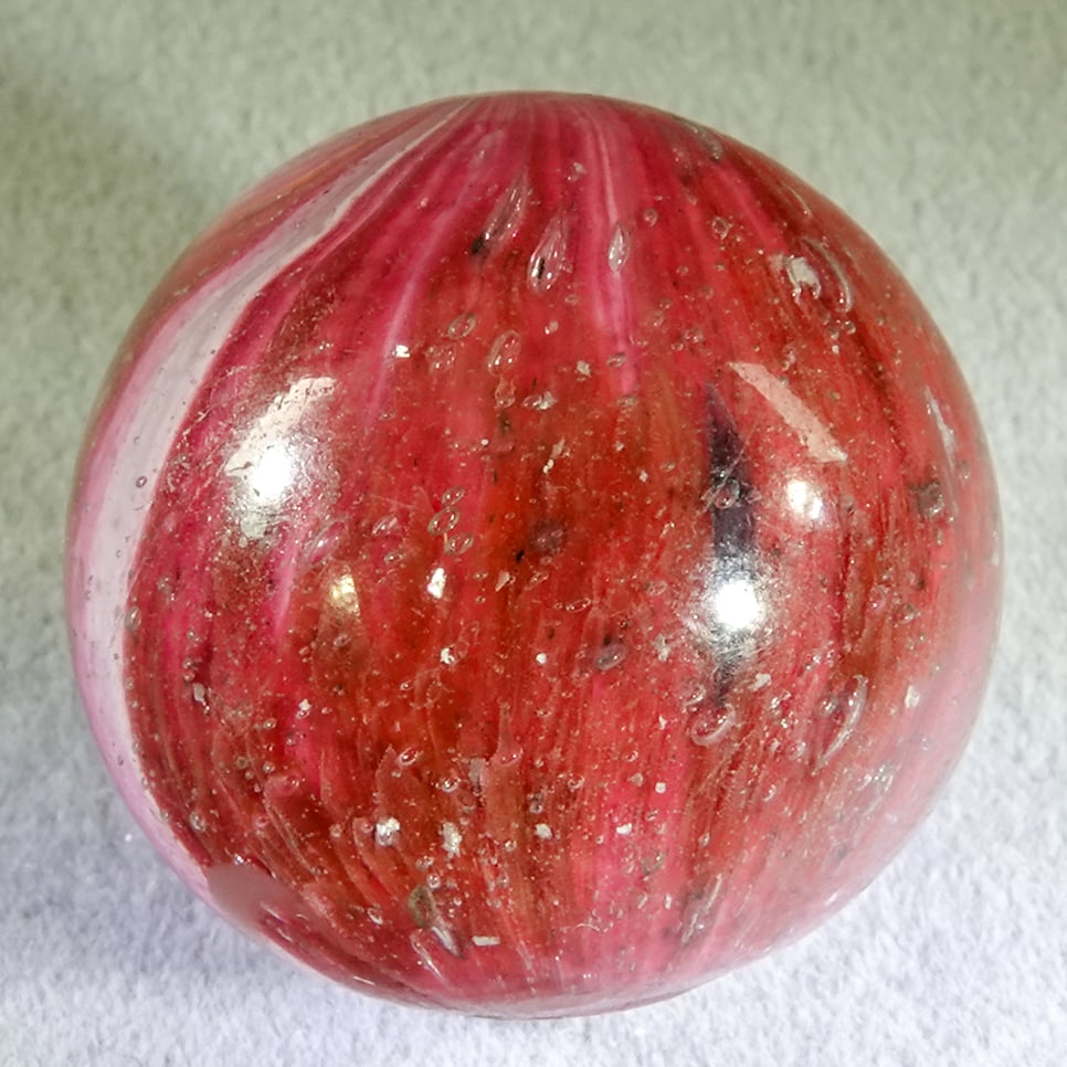 END OF DAY, Onionskin. 15/16". Mint(-) (9.0).: END OF DAY, Onionskin. Beautiful Onionskin with Mica. Opaque white core. Covered with pink except for one narrow strip which just shows the white. The pink is filled with seed air bubbles and has