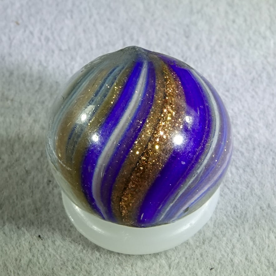 LUTZ, Onionskin. 9/16". Mint (9.9).: LUTZ, Onionskin. Nice bands of lutz. Germany, circa 1860-1920. Note: This lot is part of a consignment of a marble collection donated to the LANL Foundation. For over 25 years, the LANL Foundation has
