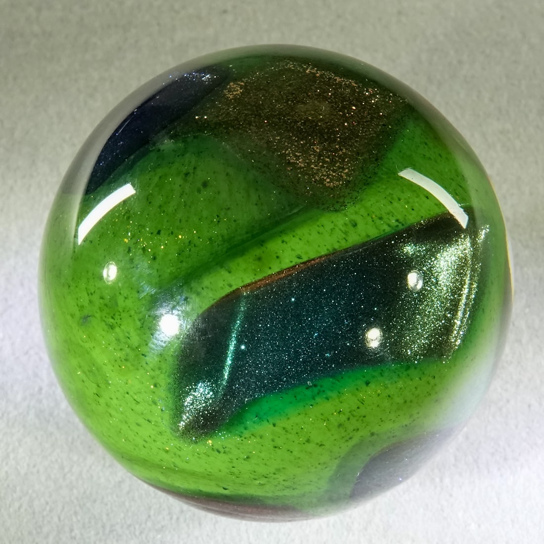 CONTEMPORARY HANDMADE, Rolf Wald. 1-11/16". Mint (9.9).: CONTEMPORARY HANDMADE, Rolf Wald. Abstract with dichroic pieces. Signed "Wald 04". 1-11/16". Mint (9.9).