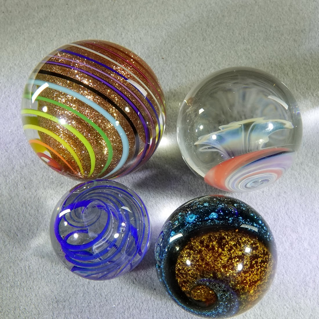CONTEMPORARY HANDMADE, Assorted. 4 marbles. - 2