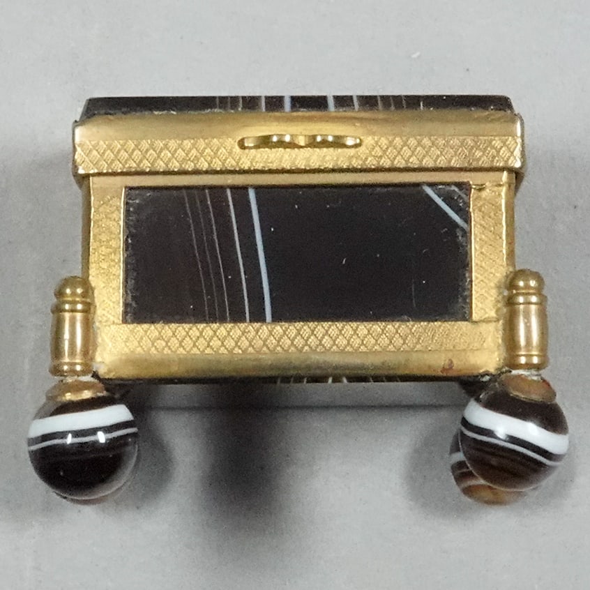 MISCELLANEOUS, Objet d'Vertu. Agate Casket. (1 of 8)