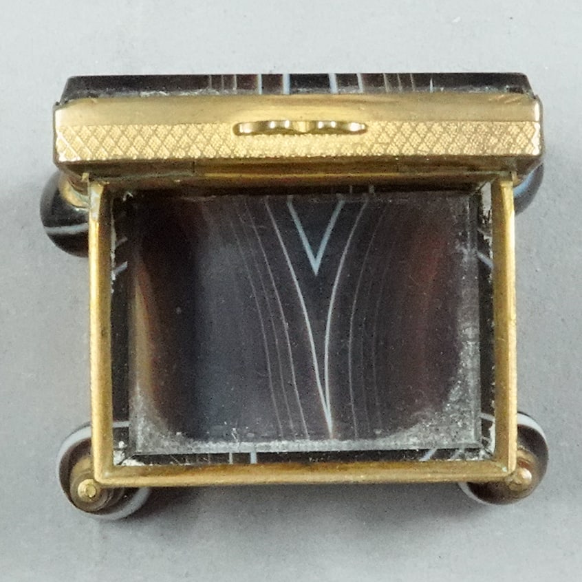MISCELLANEOUS, Objet d'Vertu. Agate Casket. - 7