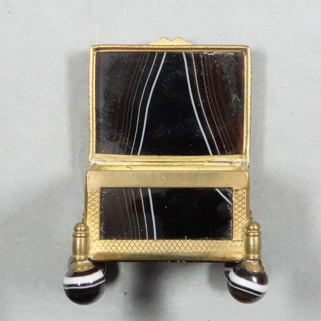 MISCELLANEOUS, Objet d'Vertu. Agate Casket. - 8