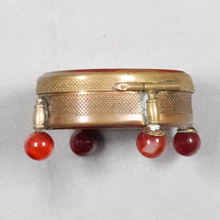 MISCELLANEOUS, Objet d'Vertu. Agate Snuff Box with feet. (1 of 8)