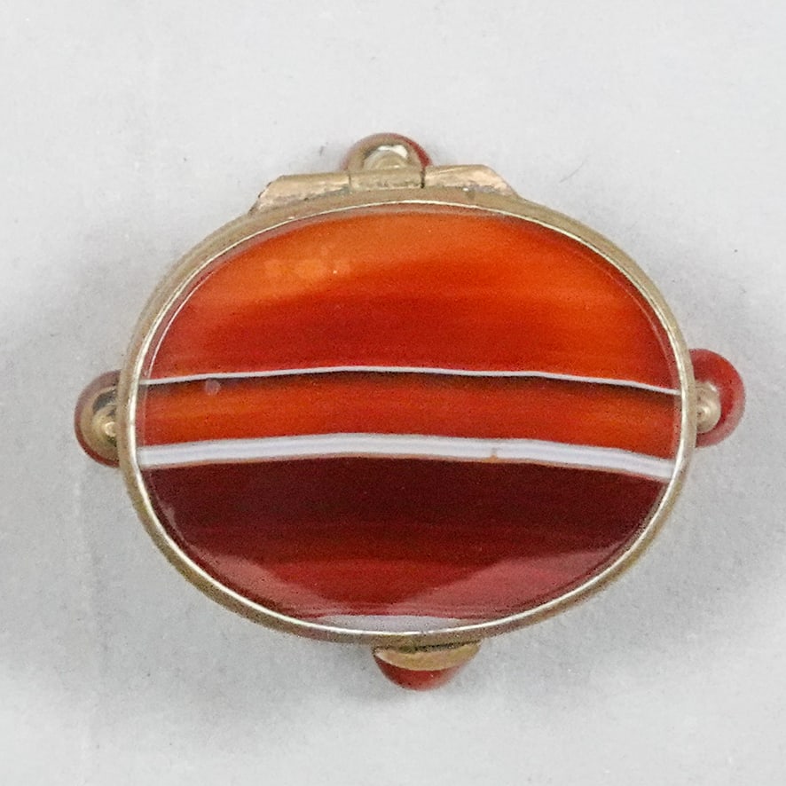 MISCELLANEOUS, Objet d'Vertu. Agate Snuff Box with feet. - 6