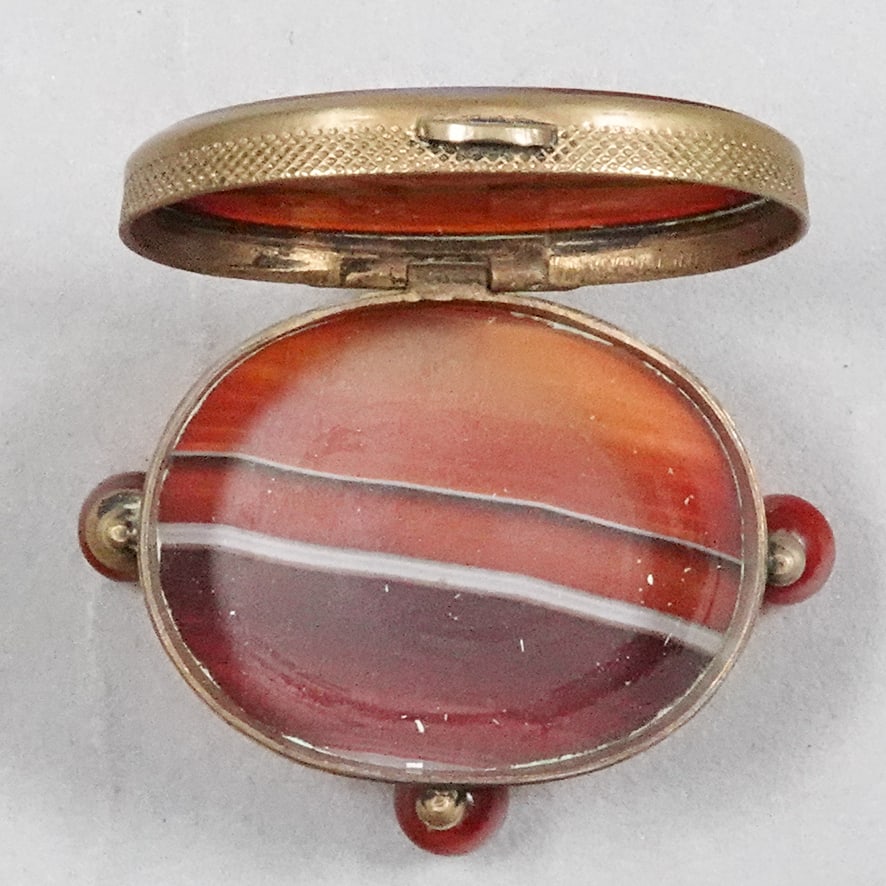 MISCELLANEOUS, Objet d'Vertu. Agate Snuff Box with feet. - 7