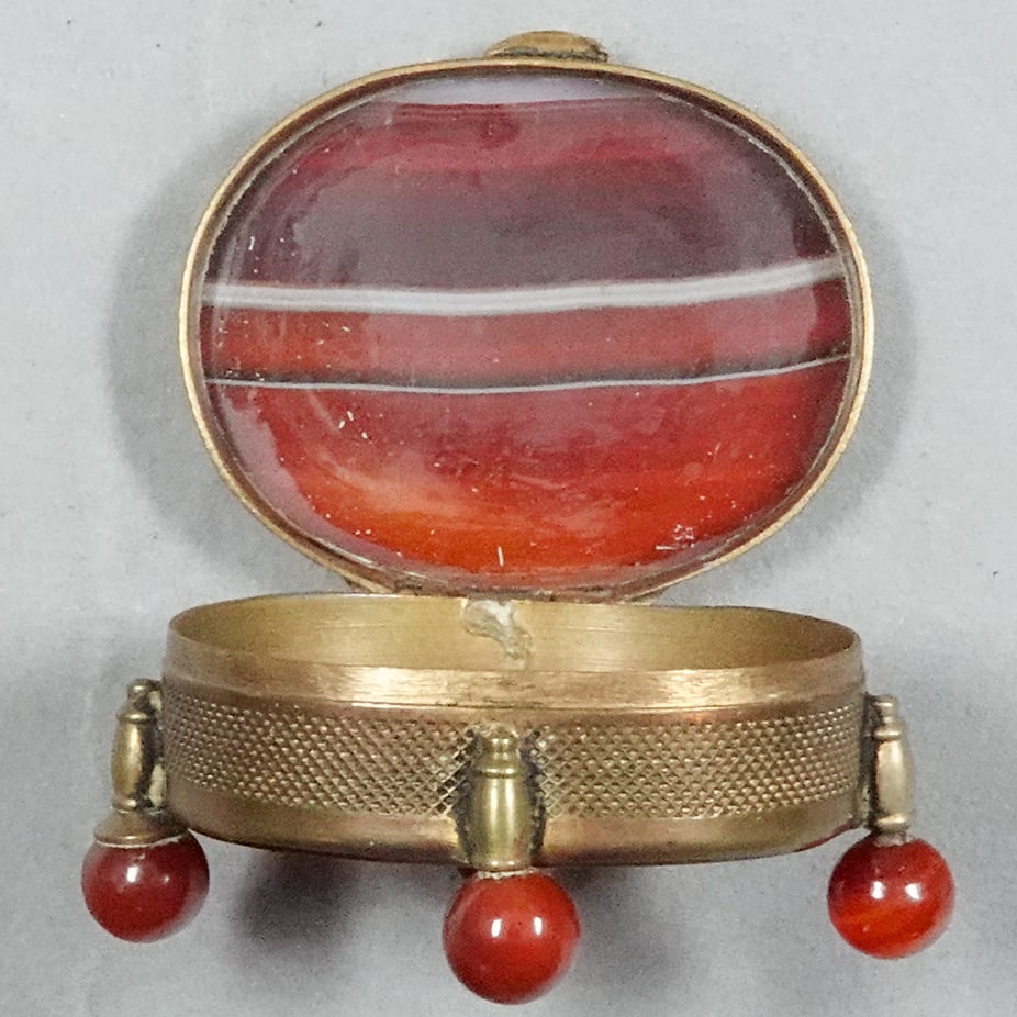 MISCELLANEOUS, Objet d'Vertu. Agate Snuff Box with feet. - 8