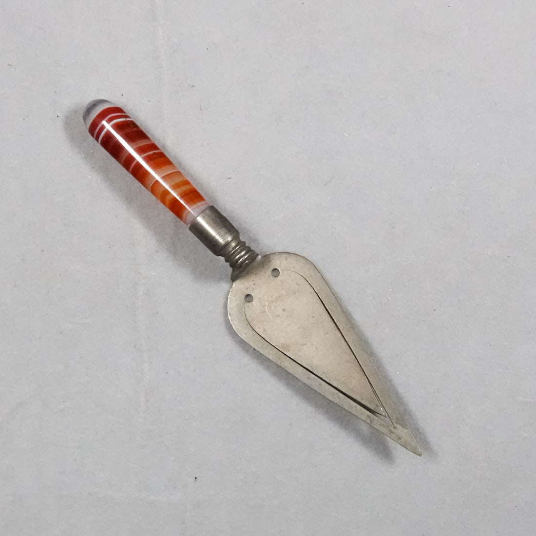 MISCELLANEOUS, Objet d'Vertu. Agate Bookmark.: MISCELLANEOUS, Objet d'Vertu. Victorian Bookmark with an agate handle. Masonic themed. Fitting is brass, handle is handcut German agate. Germany, circa 1850-1900. 3-3/4" long .