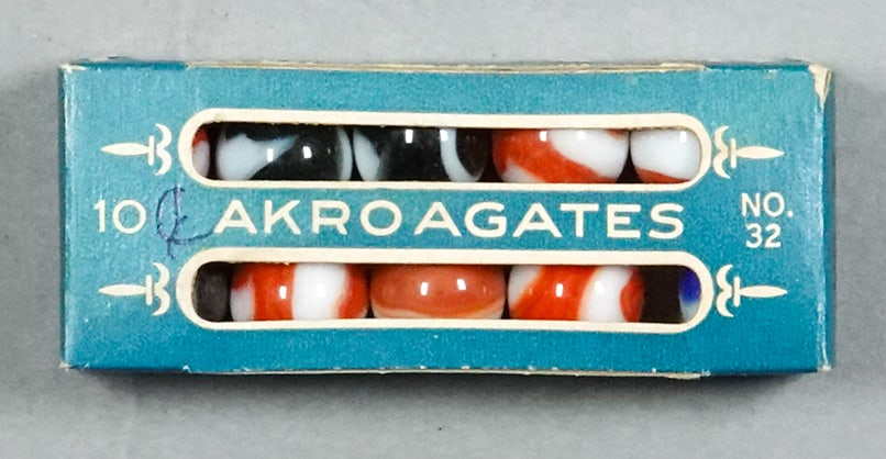 AKRO AGATE COMPANY, Original Package. No. 32 sleeve. (1 of 4)