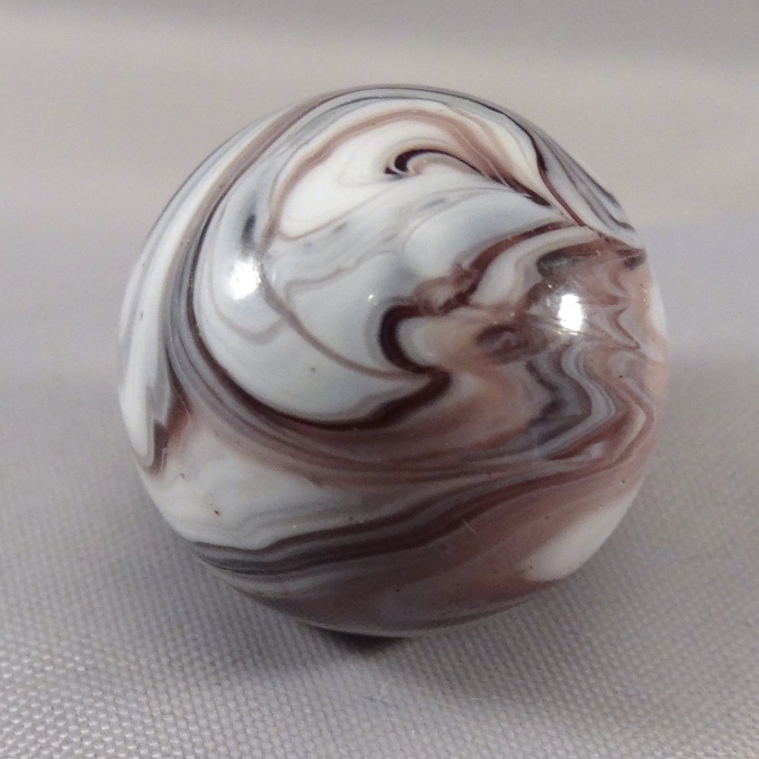 Marbles: Lot 26. AKRO AGATE CO, Slag. Mint (9.8).: Lot 26. AKRO AGATE COMPANY, Slag. Purple slag that is more white than purple. Beautiful. Clarksburg WV, circa 1925-1935. 21/32". Mint (9.8).