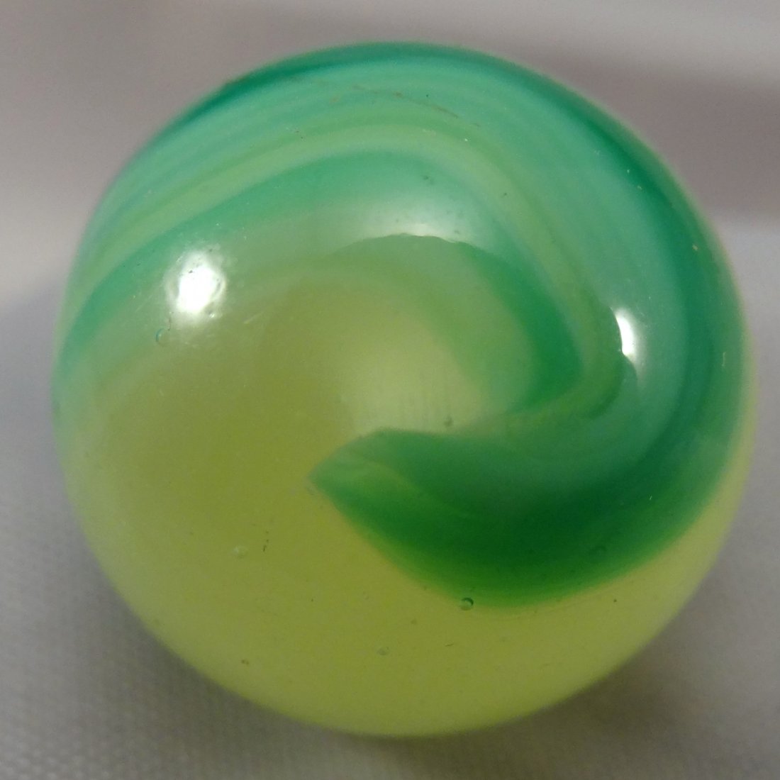 Marbles: Lot 171. AKRO, Corkscrew. Mint (9.9). 21/32".: Lot 171. AKRO AGATE COMPANY, Corkscrew. Limeade Corkscrew. Beautiful fluorescent example. Clarksburg WV, circa 1925-1935. 21/32". Mint (9.9).