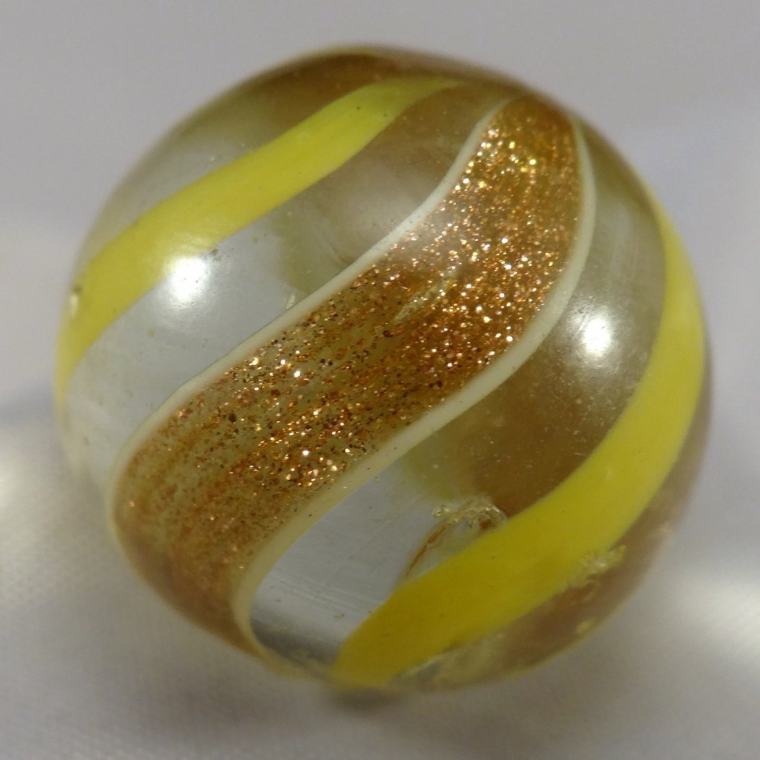 Marbles: Lot 184.  LUTZ, Banded. NM(+) (8.9). 25/32". (1 of 4)
