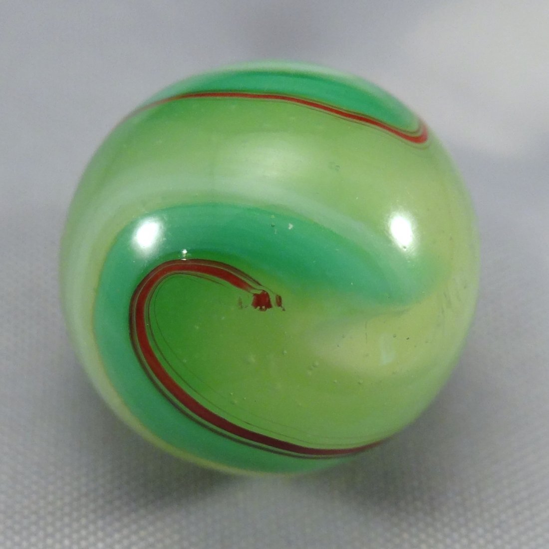 . Akro Agate. Company. Limeade Oxblood. 5/8". M (1 of 4)