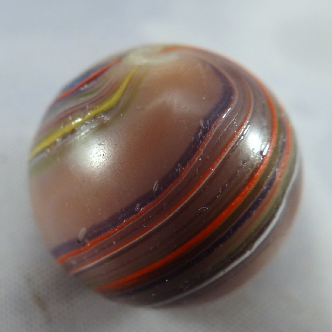 . Banded Opaque. 23/32". NM+ 8.8 (1 of 4)