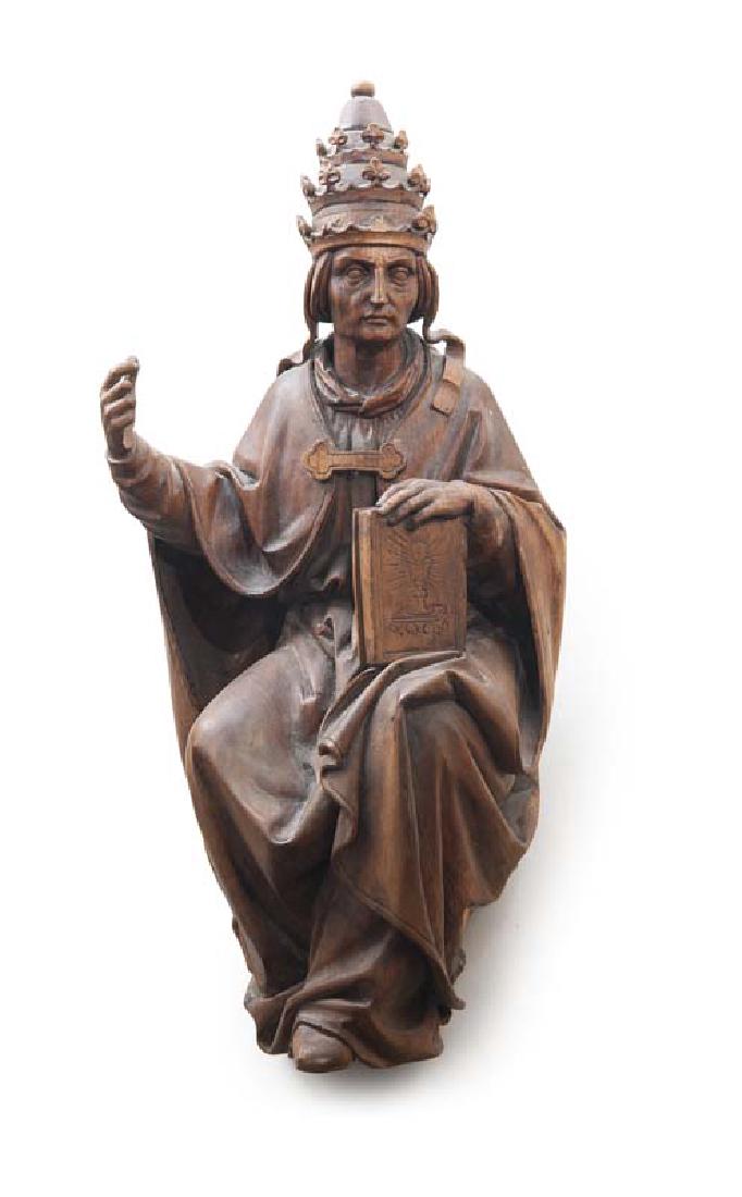 Sitzender Heiliger mit päpstlicher Tiara und Buch: Skulpturen Sitzender Heiliger mit päpstlicher Tiara und Buch (Monstranz mit Patene). Wohl Deutsch, 16. Jh. Holz, halbrund geschnitzt. Braun lasiert. Verso mit Haltevorrichtung und handschriftl. bezei