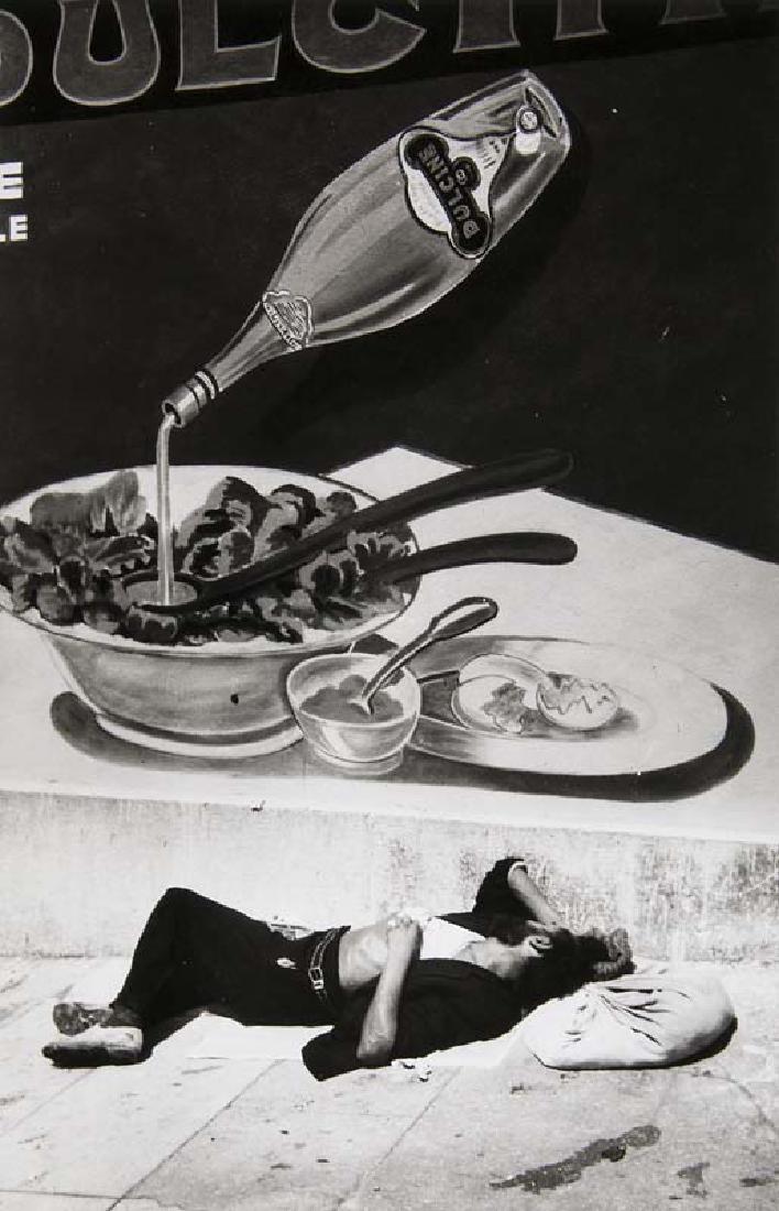 Brassai (d.i. Gyula Halász)Clochard à Marseille.: Brassai (d.i. Gyula Halász) Clochard à Marseille. 1935/1990. Silbergelatine auf Agfa. 36,5 x 23,5 cm (40 x 30 cm). Verso mit Abzugs-Stempel d. frz. Photographen Yvon Le Marlec (1951-2007). - Die Eck