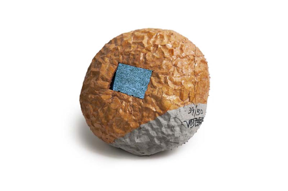 Vostell, Wolf Berliner Brot (Brot und Spiele für das: Vostell, Wolf Berliner Brot (Brot und Spiele für das Volk). 1994. Multiple. Brot (zur Haltbarmachung lackiert), Beton und Schwarz-Weiß-Fernseher mit Kabel und Antenne. Höhe 23 cm, Breite 30 cm. Sei