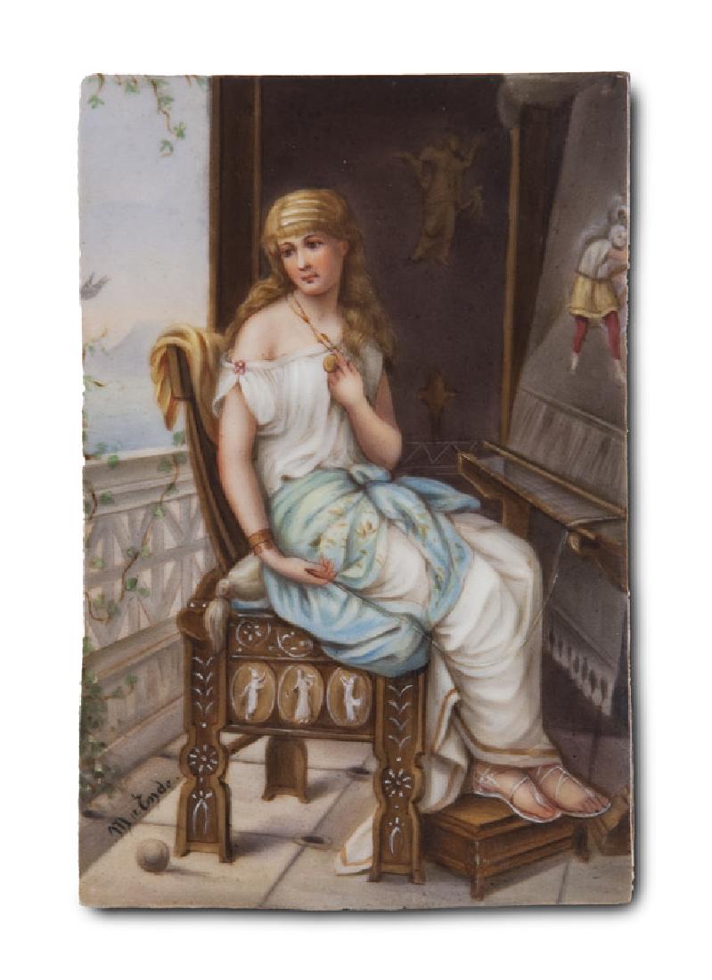Sitzende am Webstuhl, in der Art englischer: Sitzende am Webstuhl, in der Art englischer klassizistischer Maler wie Godward und Alma-Tadema. Wohl Deutschland, um 1900. Porzellanmalerei über Konturendruck auf rechteckiger Platte. 15,7 x 10,4 cm.