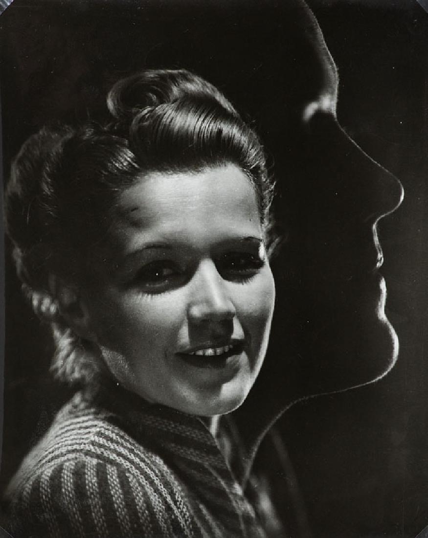 Kesting, Edmund Doppelbelichtetes Frauenbildnis. 1939.: Kesting, Edmund Doppelbelichtetes Frauenbildnis. 1939. Vintage, Silbergelatineabzug, glänzend. Ca. 30 x 24 cm. Verso bezeichnet und datiert. - Blatt konkav verwölbt, mit Randmängeln und