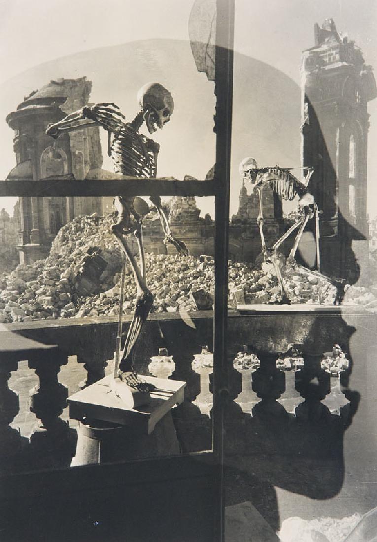 Kesting, Edmund Dresdner Totentanz, 1945-1947. 1992.: Mappenwerke Kesting, Edmund Dresdner Totentanz, 1945-1947. 1992. Mappe mit 5 Photoarbeiten aus dem Nachlass. Silbergelatine-Abzüge der vom Künstler bearbeiteten Filme (Negativ-Positivmontage