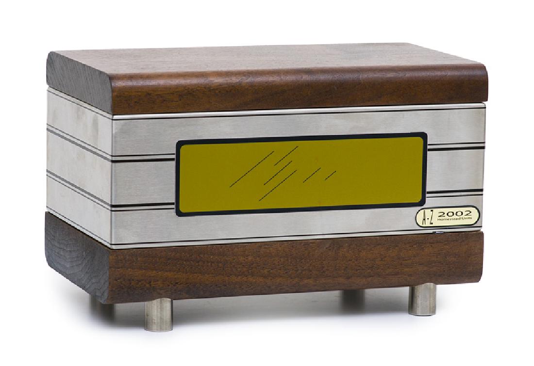 Zittel Andrea A-Z Homestead Unit. 2002. Walnussholz",: Zittel Andrea A-Z Homestead Unit. 2002. Walnussholz gebürsteter Edelstahl und Vinyl-Applikationen. 17,5 x 15 x 26,5 cm. Unterhalb auf Etikett signiert und nummeriert. - Insgesamt leichte Lagerung