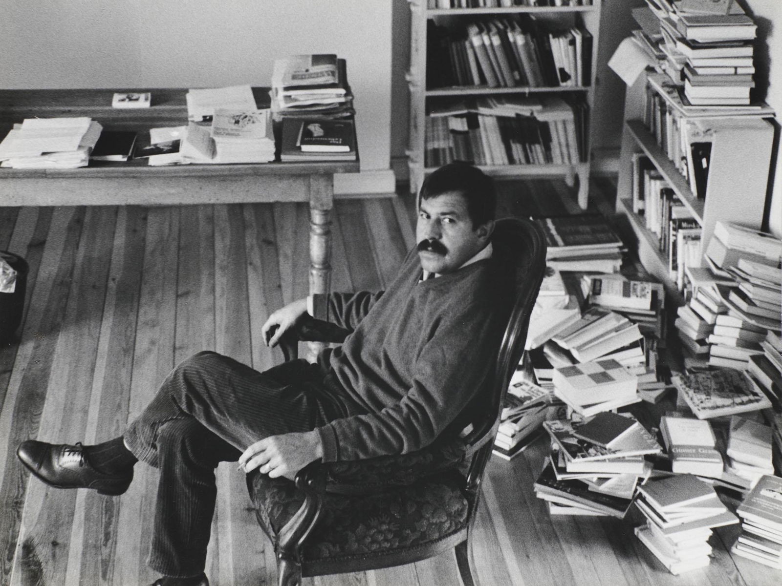 Herbert List Günter Grass in seiner Berliner: List, Herbert Günter Grass in seiner Berliner Wohnung. 1966. Vintage Silbergelatine auf Agfa-Papier. 21,6 x 28,7 cm. Rückseitig mit dem Copyright-Stempel des Photographen und dem der Transgl