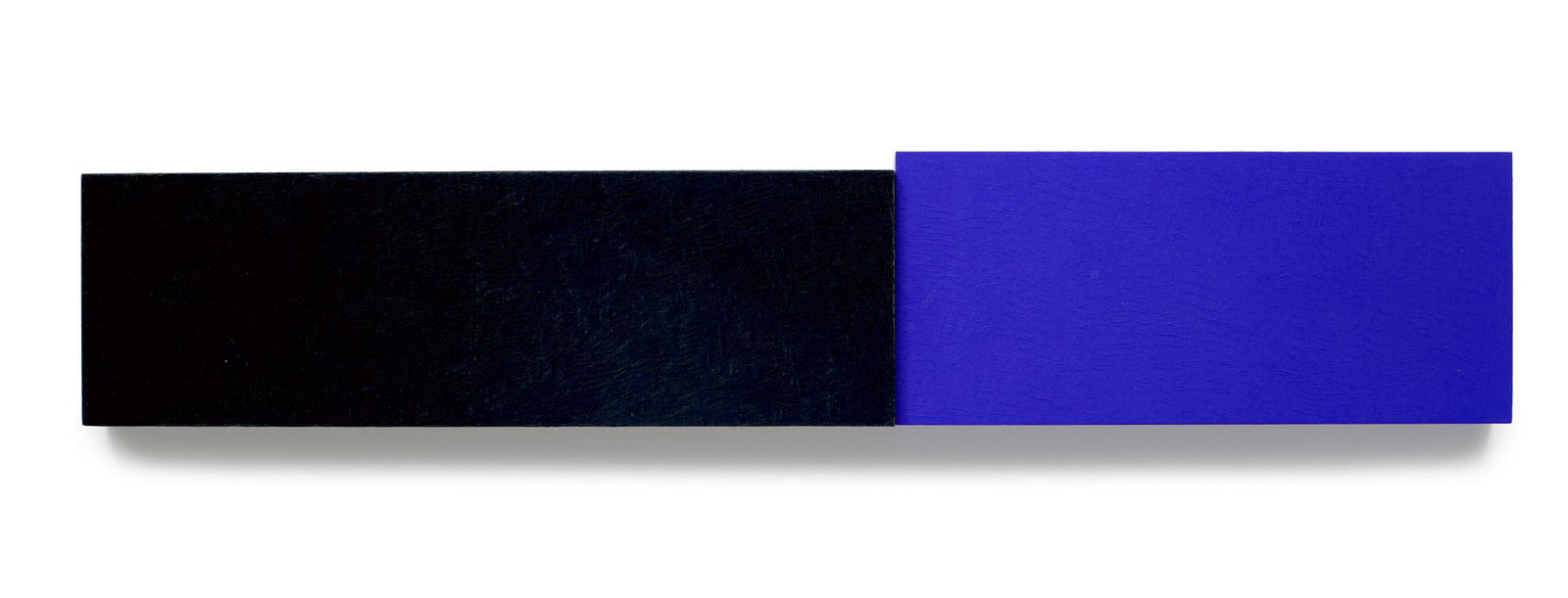 Frank Badur Object (95.45). 1995. Öl und Alkydharz auf MDF-Platte. 15 x 79 x 4 cm. Verso: Badur, Frank Object (95.45). 1995. Öl und Alkydharz auf MDF-Platte. 15 x 79 x 4 cm. Verso signiert, datiert und betitelt. Mit vom Künstler gestalteter Aufhängung. - Sauberer Zustand mit