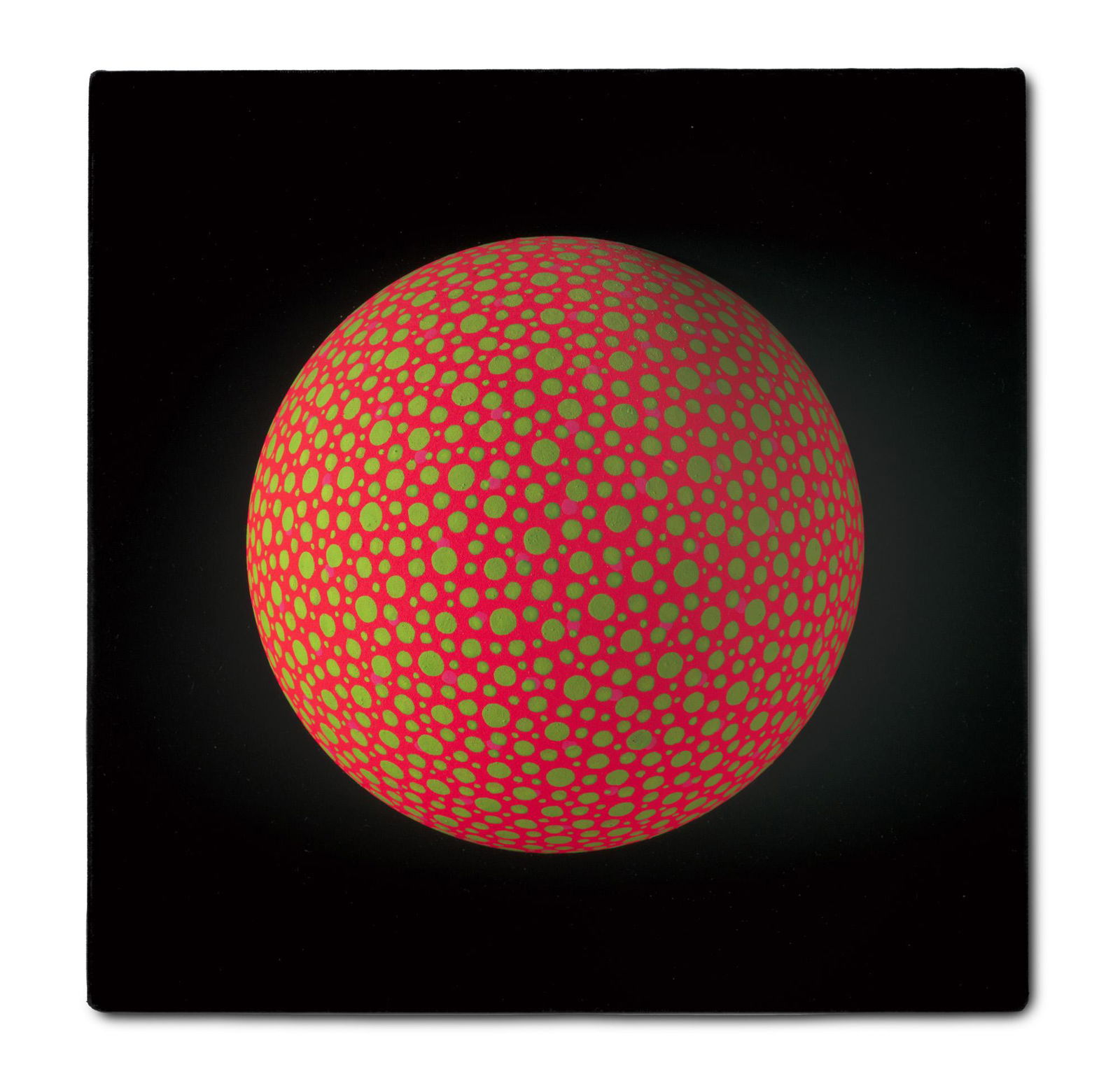 Kuno Gonschior Vibr. Rot-Grün-Vio (Vibration). 1969. Halbkugel, Leuchtfarben auf Styropor, auf: Gonschior, Kuno Vibr. Rot-Grün-Vio (Vibration). 1969. Halbkugel, Leuchtfarben auf Styropor, auf mit Samt bezogener Holzplatte. D 20 cm (30 cm). Verso signiert, datiert, betitelt und mit Werkangab