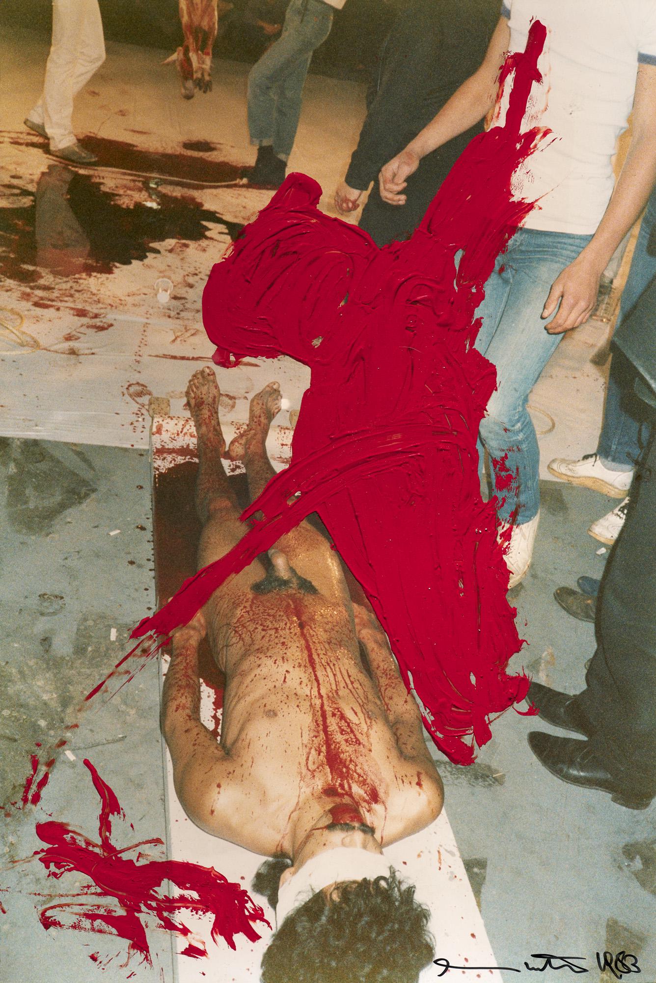 Hermann Nitsch o.T. (16. Malaktion, Schloss Prinzendorf). 1983. C-Print auf Velin, handü: Wiener Aktionismus Nitsch, Hermann o.T. (16. Malaktion, Schloss Prinzendorf). 1983. C-Print auf Velin, handüberarbeitet mit Acrylfarbe. 45,2 x 30,5 cm. Signiert und datiert mit Faserstift. Punktu