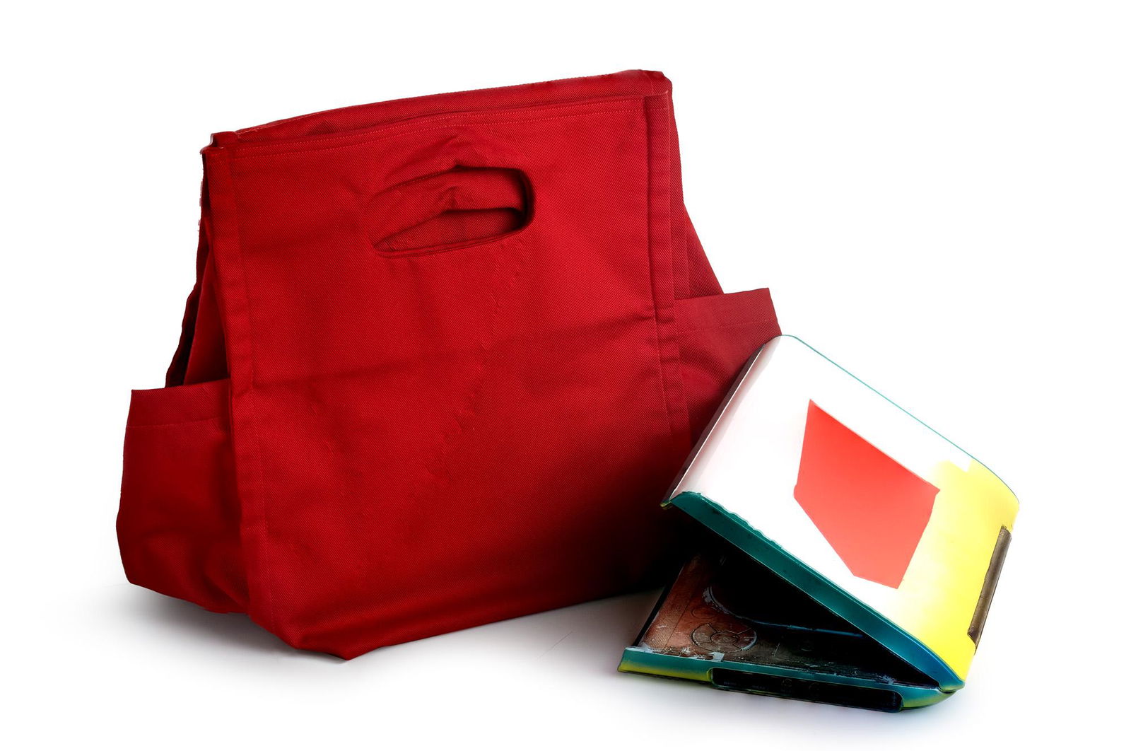 Tobias Rehberger All the best. 2007. Individuell gestalteter, tragbarer DVD-Player, DVD von Zaha: Rehberger, Tobias All the best. 2007. Individuell gestalteter, tragbarer DVD-Player, DVD von Zaha Hadid, Ausst.-Kat. u. begleitender Fotoband "All the best" sowie rotfarbener Stofftragetasche. DVD-Pla