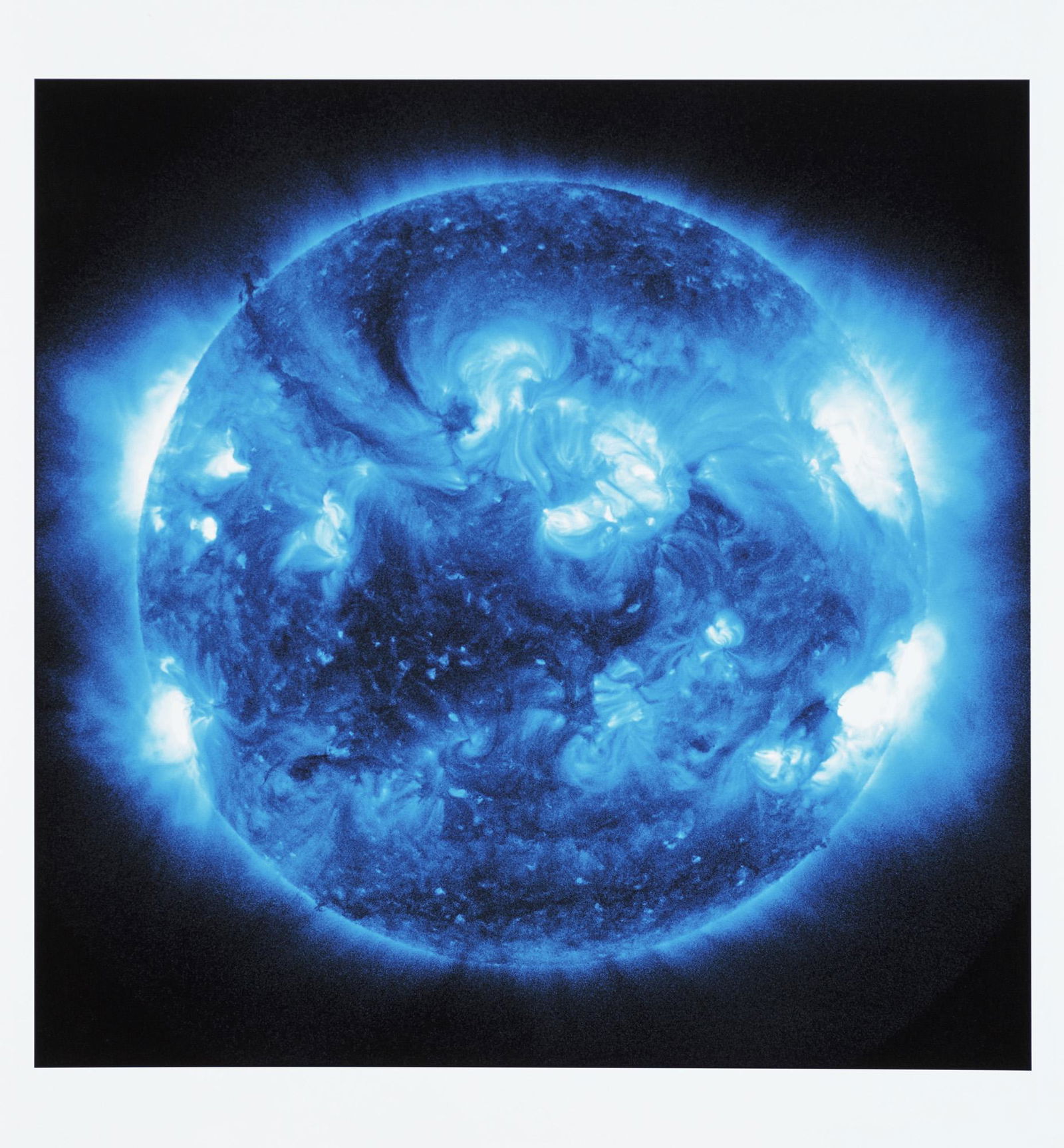 Katharina Sieverding 6 Werke in: Die Sonne um Mitternacht schauen SDO/NASA (blue). 2019.: Sieverding, Katharina 6 Werke in: Die Sonne um Mitternacht schauen SDO/NASA (blue). 2019. Inkjet-Prints auf Museum Natural Velvet. Blattmaße je 47 x 43 cm. - Zusammen mit Titelblatt (dieses signi