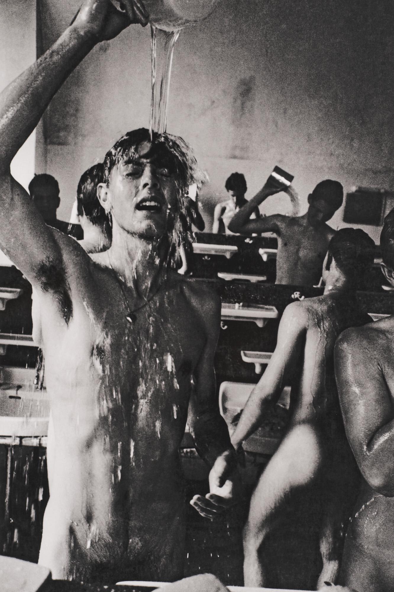 Will McBride Sammlung aus 5 Arbeiten aus: Aufbruch in eine neue Generation III. 1956-1963. Spä: McBride, Will Sammlung aus 5 Arbeiten aus: Aufbruch in eine neue Generation III. 1956-1963. Spätere Abzüge von 2014. Je S/W Lambda Print auf Photopapier. Blattmaße je 29 x 34 cm. 1 Bl.