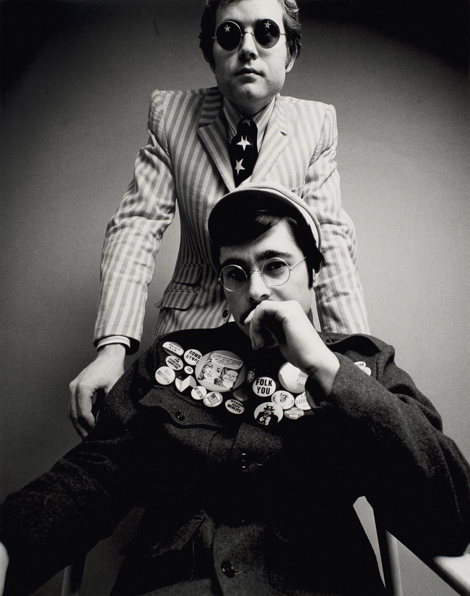 Horst Trebor Kratzmann Peter Roehr und Paul Maenz. Vintage Silbergelantine auf Photopapier. 55 x 43: Kratzmann, Horst Trebor Peter Roehr und Paul Maenz. Vintage Silbergelantine auf Photopapier. 55 x 43 cm. Verso mit Bleistift signiert. Unter Passepartout punktuell montiert. - Sauberer Abzug. Silver g