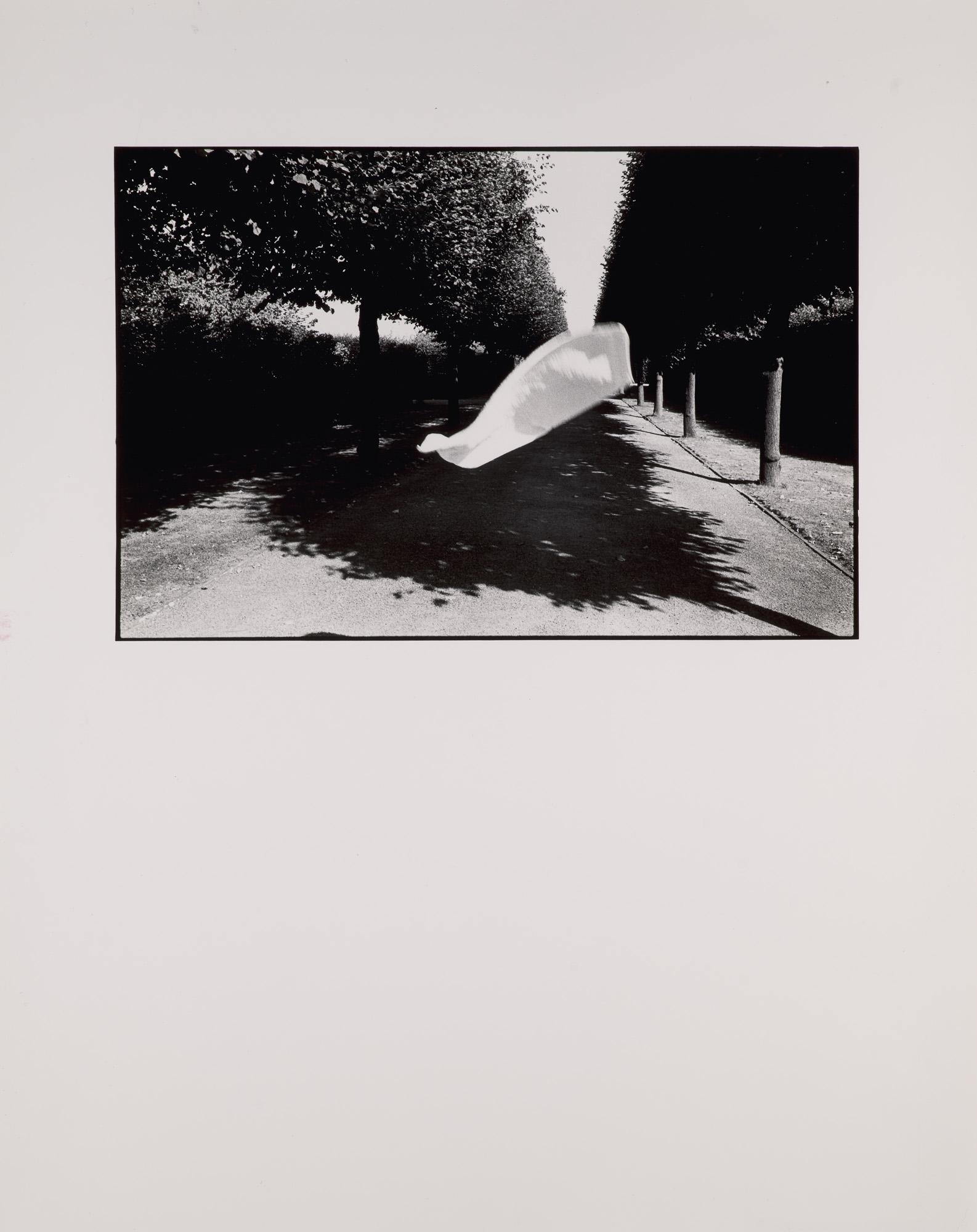 Heinrich Riebesehl o.T. Vintage Silbergelatine-Abzug auf Agfa-Photopapier. 19,5 x 30 cm (50,5 x 40: Riebesehl, Heinrich o.T. Vintage Silbergelatine-Abzug auf Agfa-Photopapier. 19,5 x 30 cm (50,5 x 40 cm). Verso in Bleistift signiert, datiert, nummeriert und mit Inventarnummer sowie mit Atelierstempe