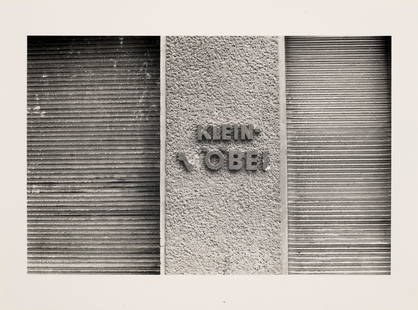 Stephan Balkenhol Kleinmöbel. 1978. Photographie auf Barytpapier. 17,5 x 23,7 cm. Punktuell: Zeitgenössische Kunst Balkenhol, Stephan Kleinmöbel. 1978. Photographie auf Barytpapier. 17,5 x 23,7 cm. Punktuell unter Passepartout an den oberen Ecken montiert. - An einer Kante leicht ge